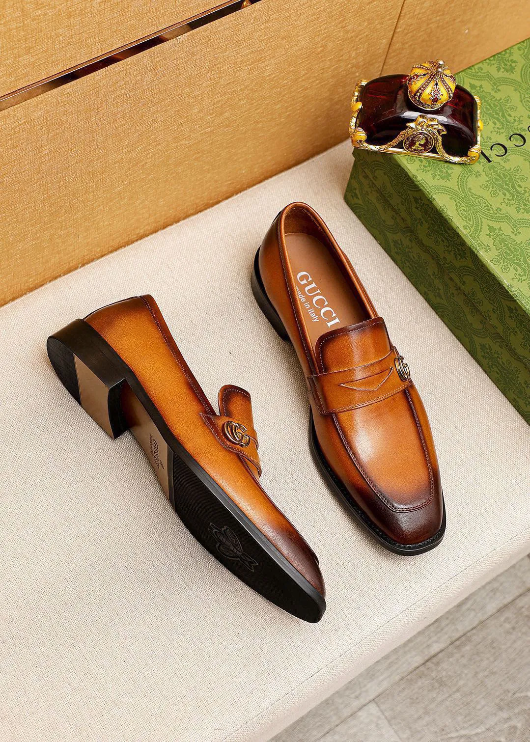 Men's shoes 💰400 💐 Product trademark: GUCCI "Gucci" casual leather shoes Regular size: 39-44 (38.45.46🉑️Customized) Product materials: Selected imported first-layer calfskin upper + luxury hardware buckle, imported 🐑 sheepskin lining. Strong three-dimensional visual effect, combined outsole Color: 2⃣️colors available